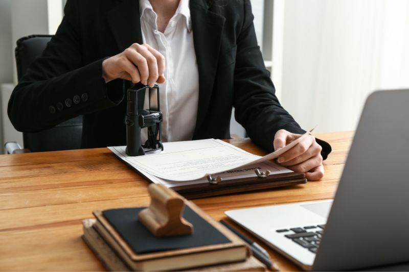 Beglaubigungen und notarielle Beurkundungen Sie benötigen eine Beglaubigung, eine notarielle Beurkundung oder eine Notariatsakte? Rufen Sie uns an.